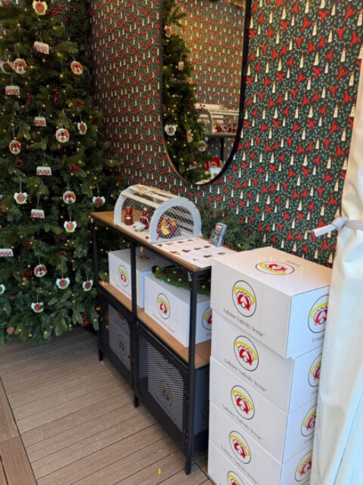 假日市集上的龍蝦耶穌誕生場景攤位。 (Photo courtesy of Chris Alfonso)